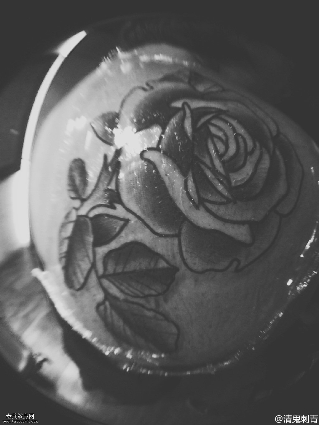 腿部妩媚大型玫瑰纹身图案