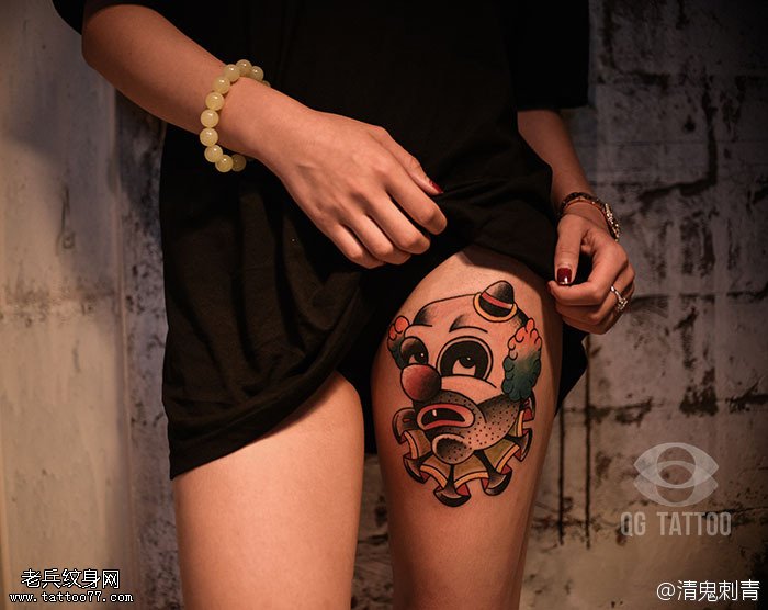 腿部水彩五色马戏团小丑纹身图案