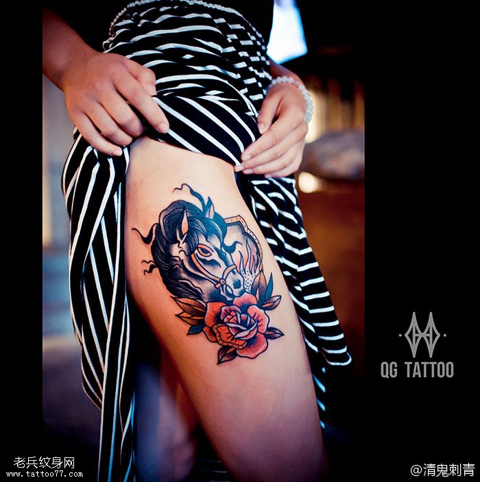 腿部五彩大花独角马纹身图案