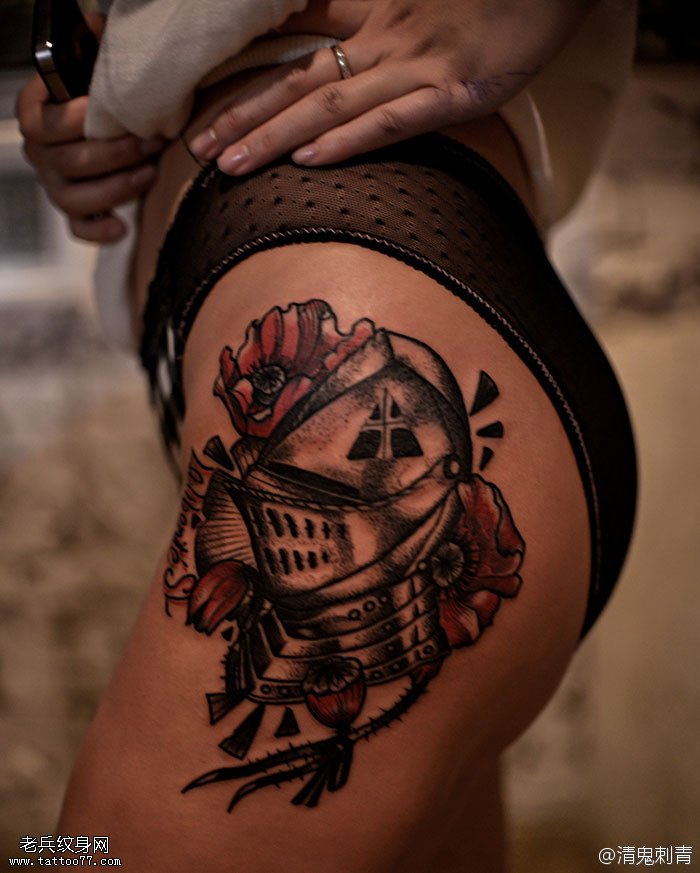 腿部美丽花朵骑士纹身图案