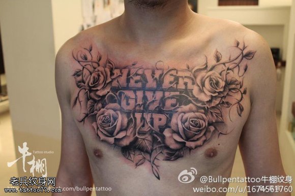 胸口一款玫瑰花文字纹身图案
