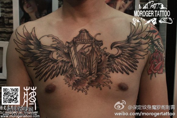 一款胸口的翅膀纹身图案