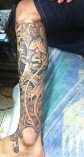 小腿部时尚的般若纹身