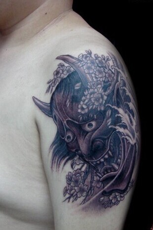 手臂一款时尚的黑白般若纹身