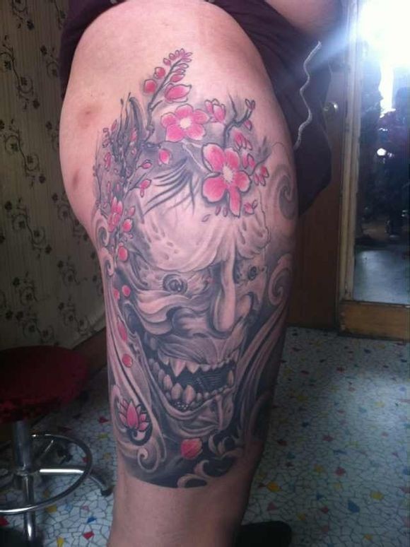 大腿部时尚帅气的般若纹身