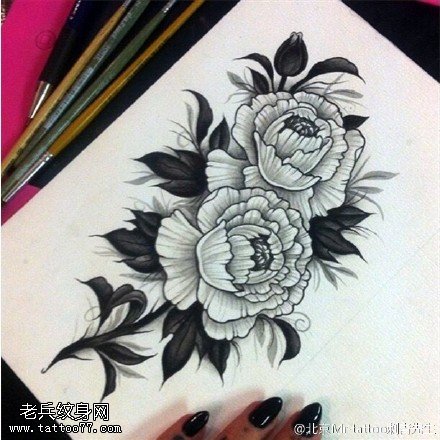手稿经典的花卉纹身图案