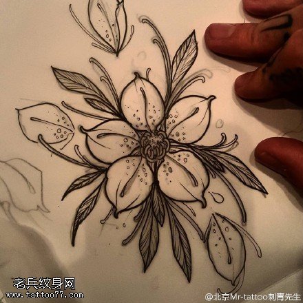 手臂素描花卉纹身图案