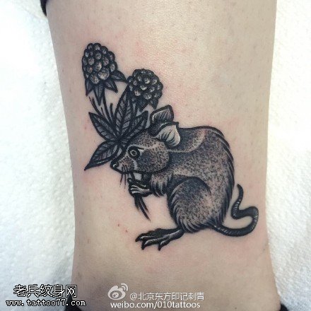 小腿上的老鼠献花纹身图案