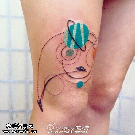 腿部的星球纹身图案