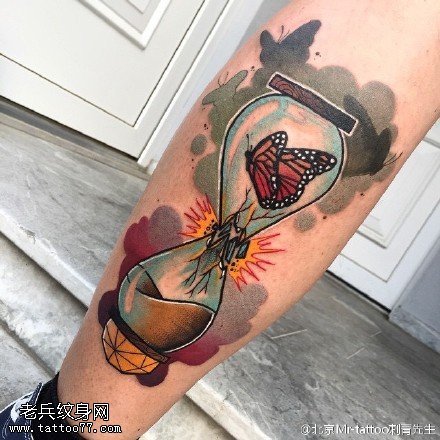 小腿上的沙漏纹身图案