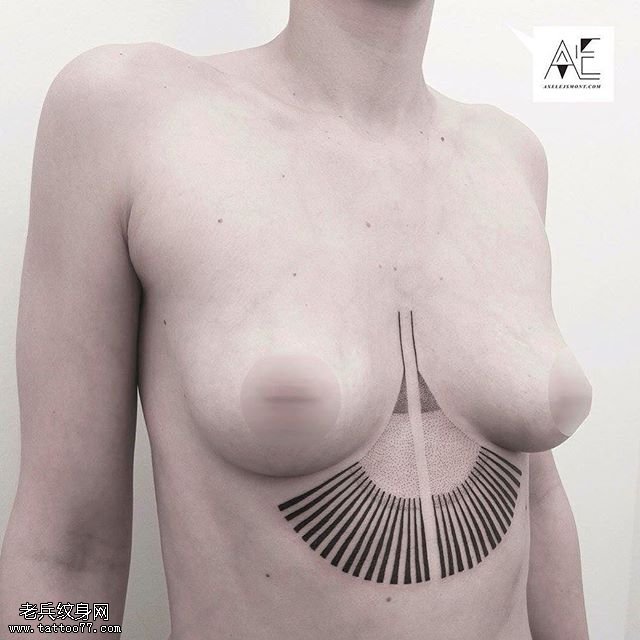 胸部的扇形纹身图案