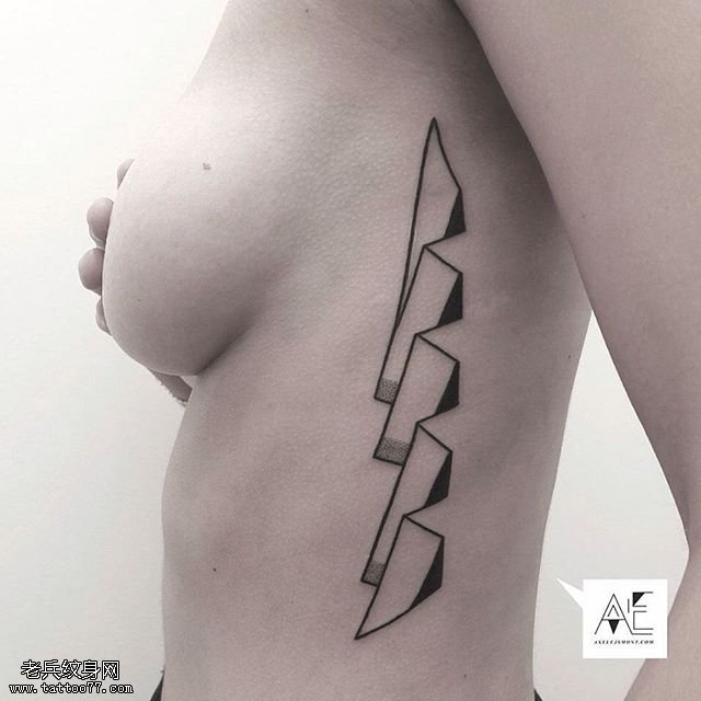 胸侧点刺图形纹身图案