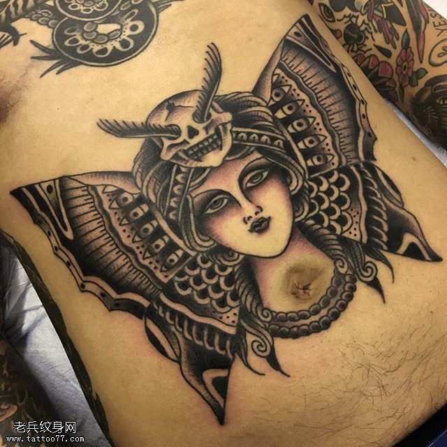 腹部蝴蝶天使纹身图案
