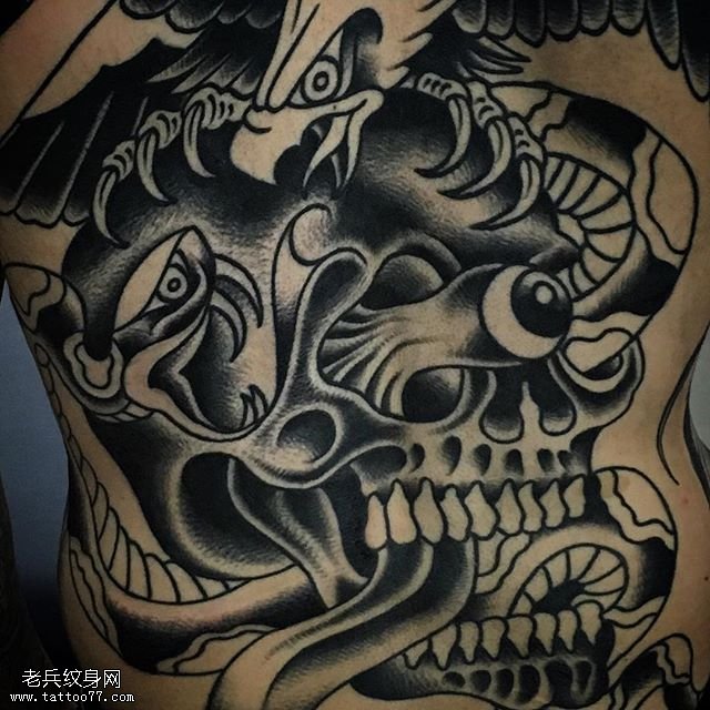 背部的老鹰骷髅纹身图案