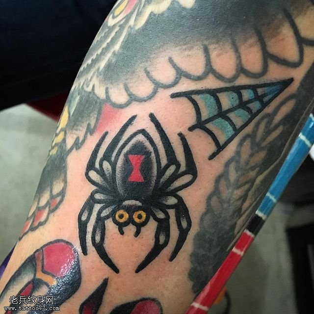腿部水墨的蜘蛛纹身图案