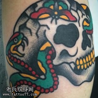 腿部青蛇骷髅纹身图案
