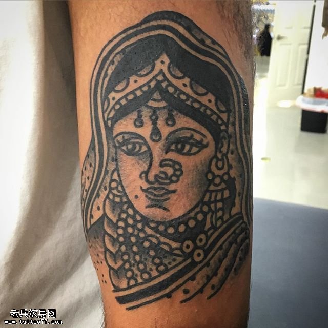 胳膊的印度女孩纹身图案