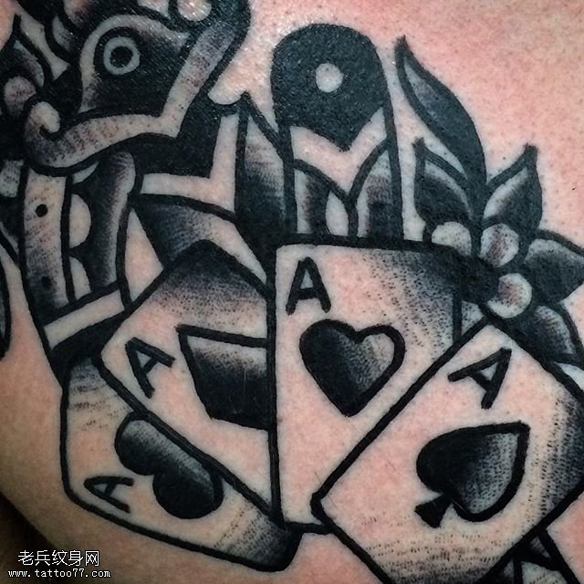 背部点刺扑克纹身图案