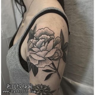 肩部传统花卉纹身图案