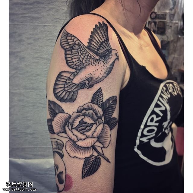 肩部的鸽子花卉纹身图案