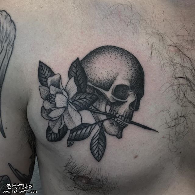 胸口的骷髅玫瑰纹身图案