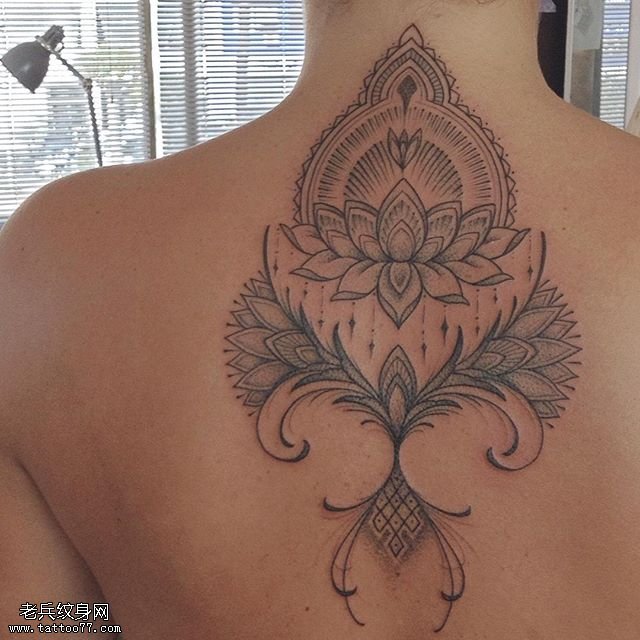 背部的莲花座纹身图案
