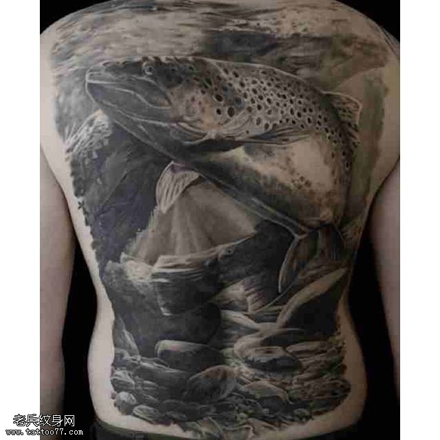 背部的大鲨鱼纹身图案