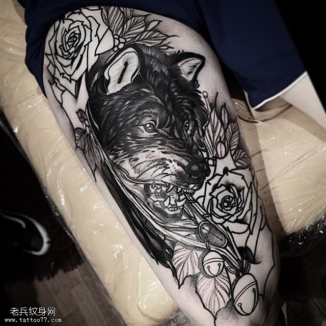大腿黑灰狼纹身图案