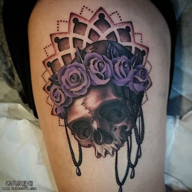 大腿的骷髅花卉纹身图案