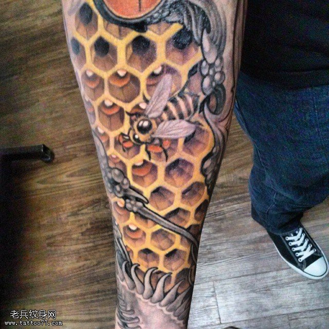 腿部的蜂巢纹身图案