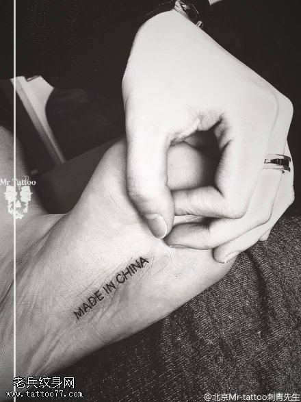 脚底的字符纹身图案