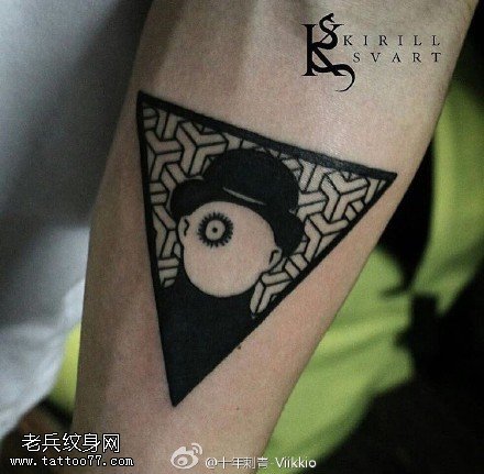 手臂几何三角卡通人纹身图案