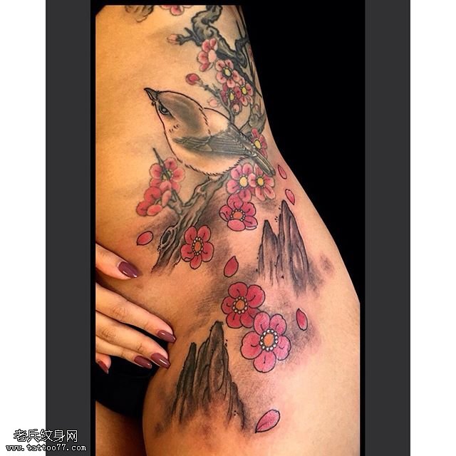 臀部水墨梅花纹身图案