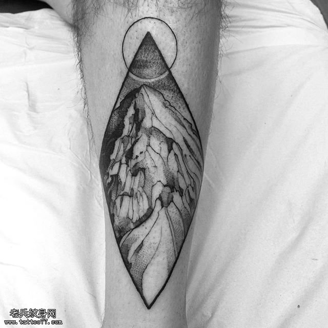 小腿几何山峰纹身图案