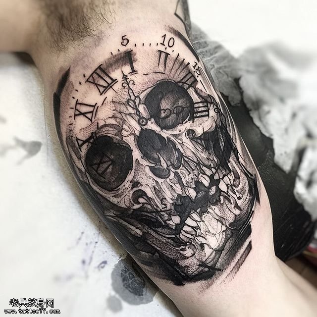胳膊的罗马骷髅纹身图案