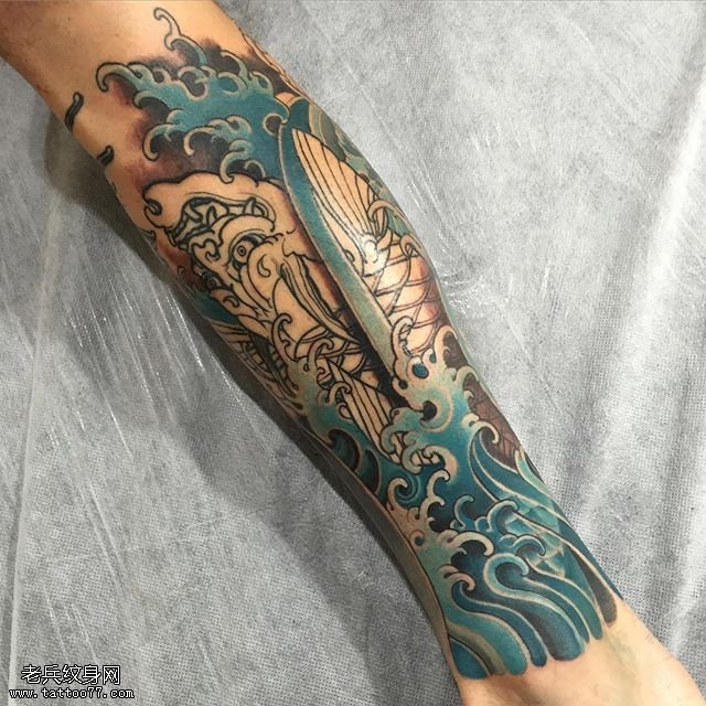 小腿经典浪花锦鲤纹身图案