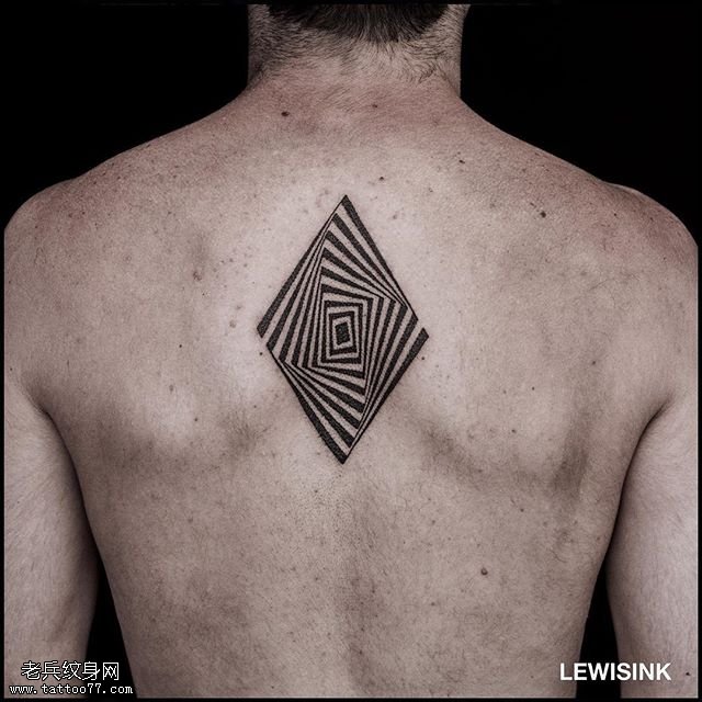 背部的三角几何图纹身图案
