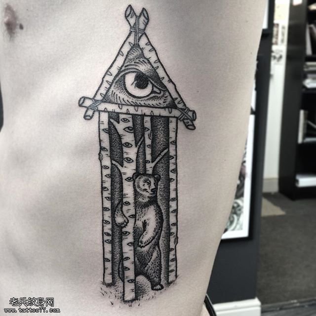 腹部的小浣熊纹身图案