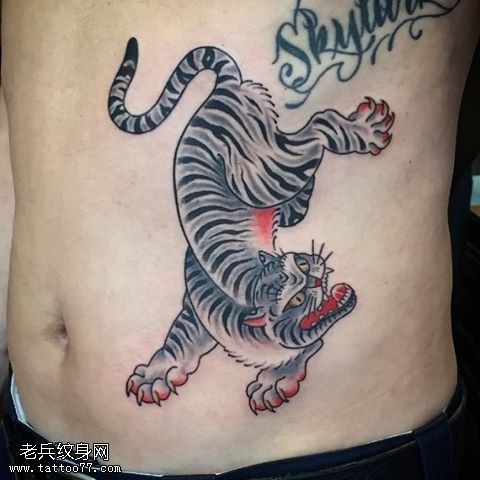 腹部的卡通虎纹身图案