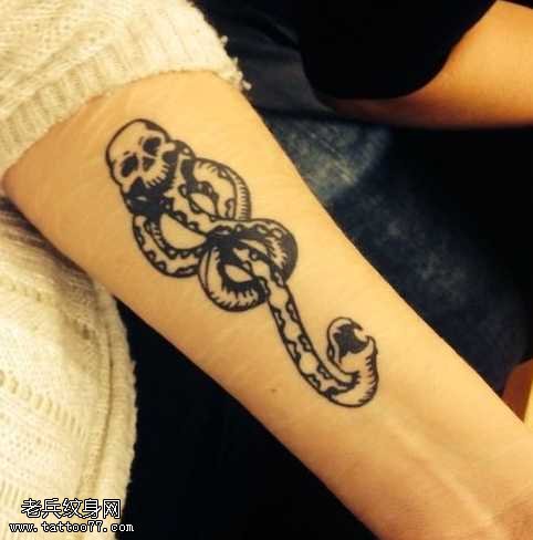 手臂骷髅蛇纹身图案