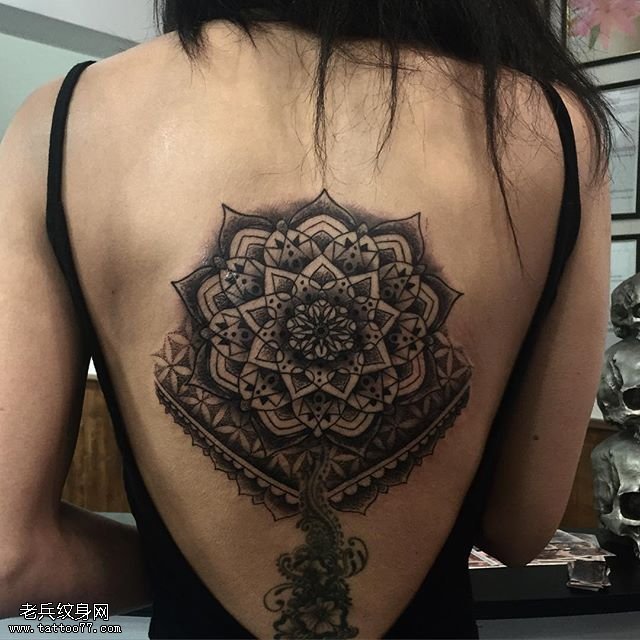 背部写实经典梵花纹身图案