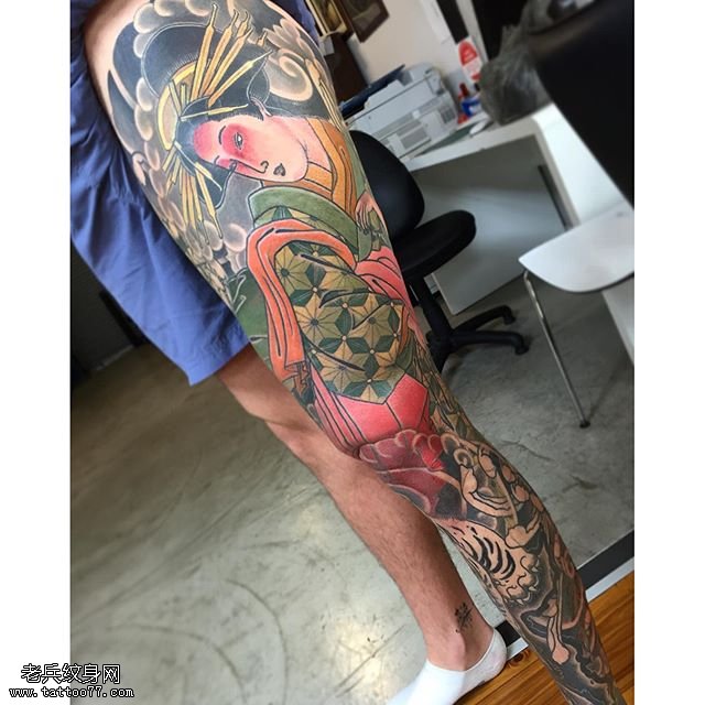 腿部日本风艺妓纹身图案