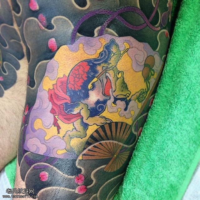 大腿彩绘金蝉纹身图案