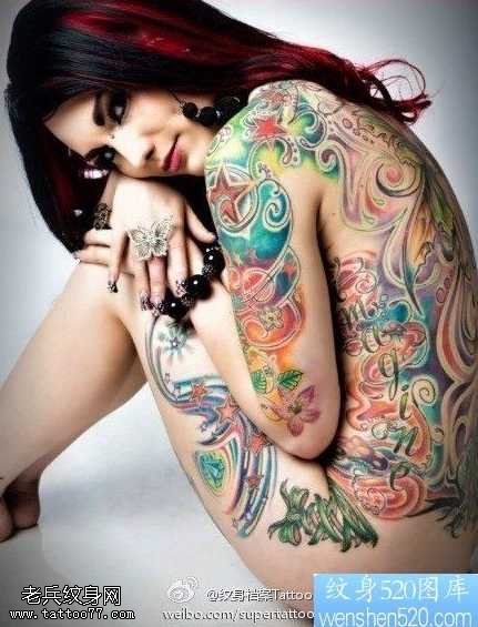 满背女性彩色纹身图案
