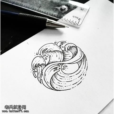 手稿圆浪花纹身图案