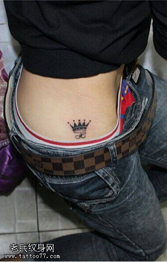 腰部的皇冠纹身图案