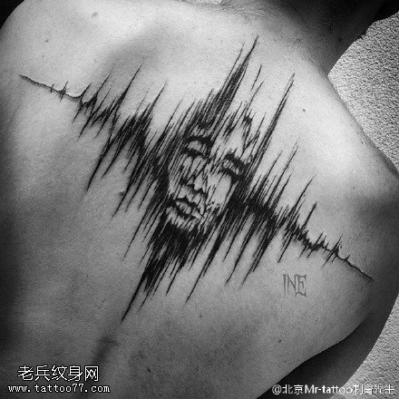 背部的心电图纹身图案