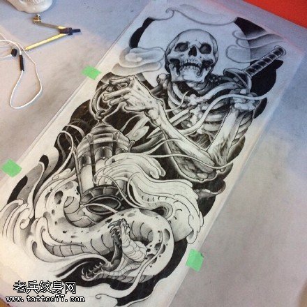 手绘灯神骷髅纹身图案