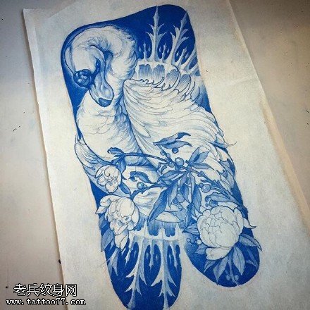 手绘天鹅花卉纹身图案