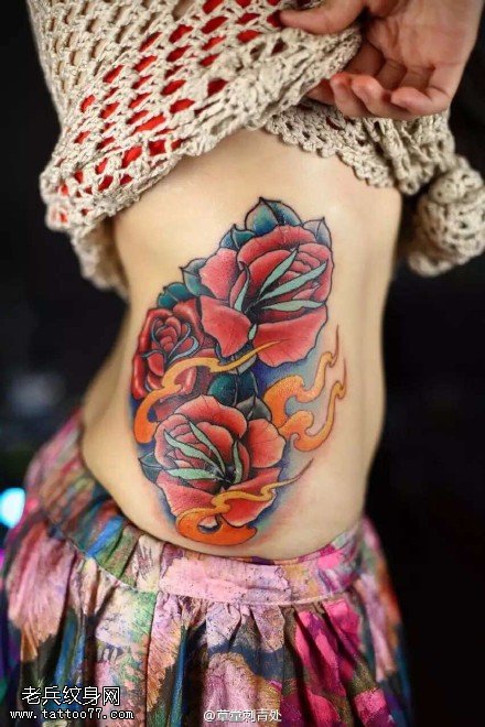 腰部娇艳的玫瑰花纹身图案